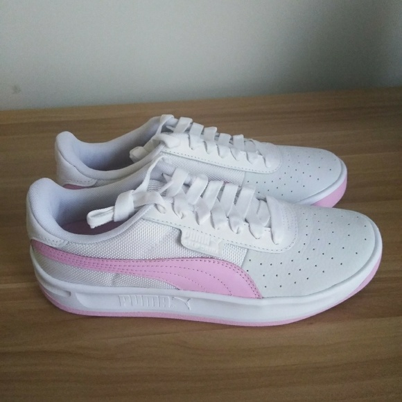 Women Pumas - Picture 2 of 2